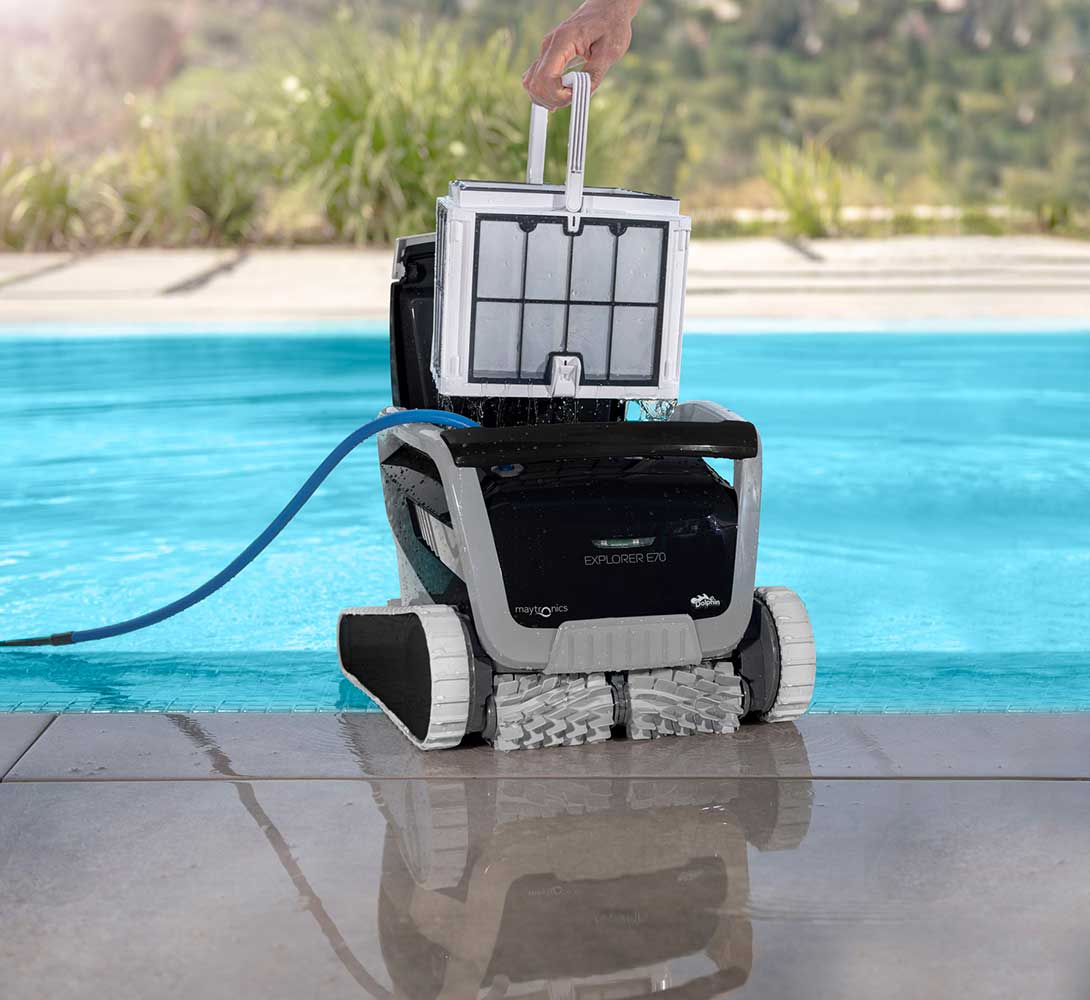 Dolphin Explorer E70 WiFi with Universal Caddy