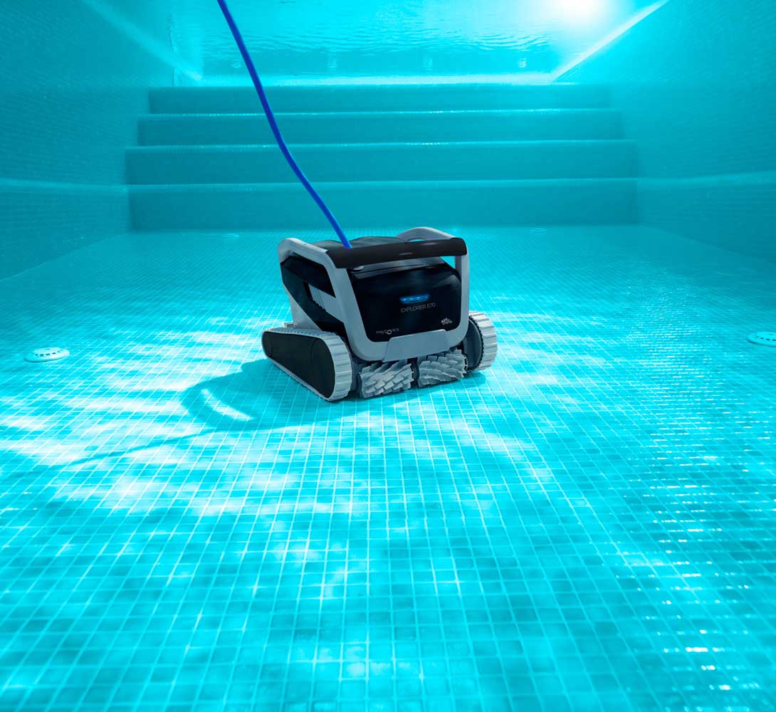Dolphin Explorer E70 WiFi with Universal Caddy